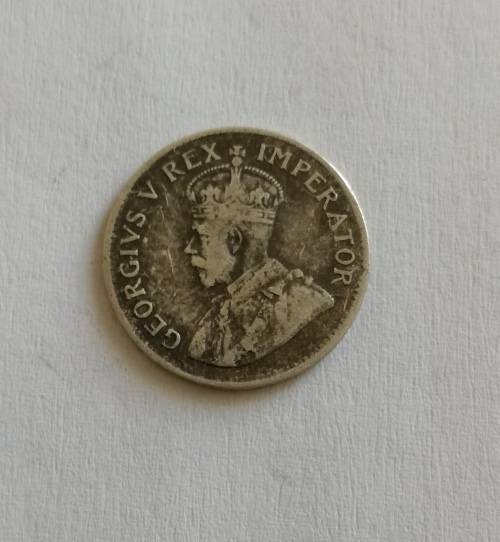 1935 SOUTH AFRICA SILVER THREE PENCE.  GOOD CONDITION.