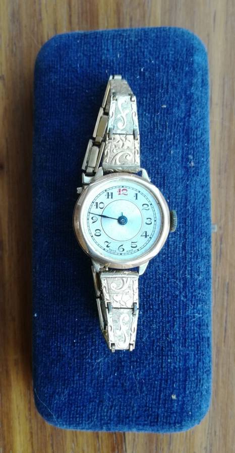 Vintage Antique gold ladies watch. LN Made.