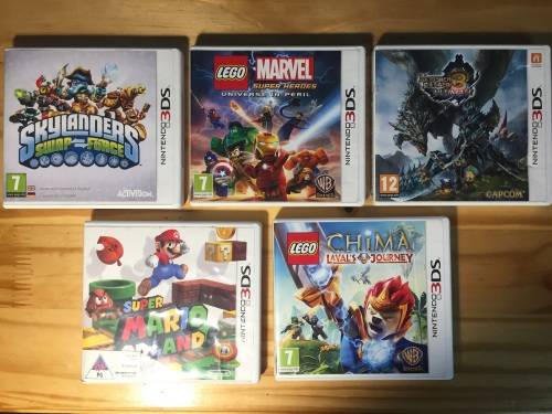 NINTENDO 2DS WITH 5 3DS GAMES AND POUCH