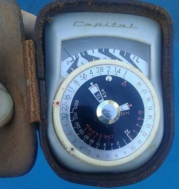 VINTAGE    LIGHT METER  CAPITAT IN ORIGINAL CASE