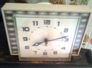 VINTAGE WESTCLOCK  ELECTRIC CLOCK (MADE IN CANADA)