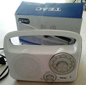 TEAC PR300 W  AM/FM PORTABLE RADIO  (LIKE NEW  PLAYS LOVELY)