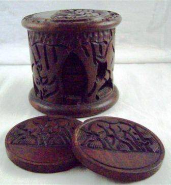 6x Wood Elephant  Coasters in Carved container