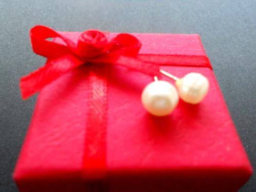 5-6mm white Akoya cultured pearl earring studs