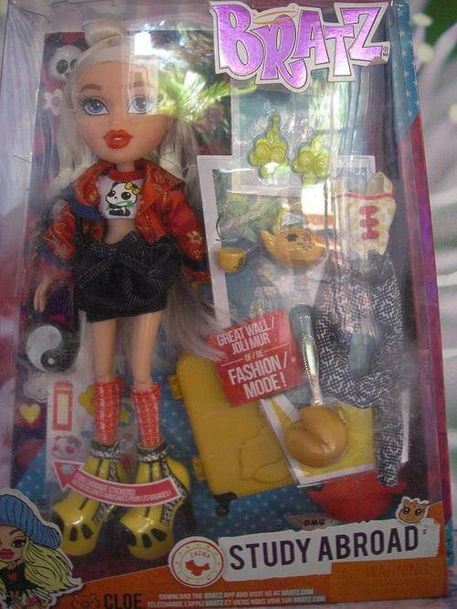 New BRATZ DOLL CLOE STUDY ABROAD (CHINA) IN BOX with teapot, cup, earrings, suitcase, 2 x outfits, s