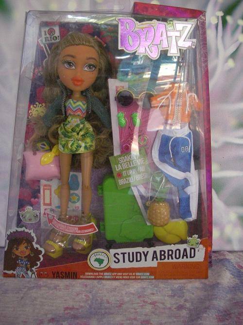 New BRATZ DOLL YASMIN STUDY ABROAD (BRAZIL) IN BOX with 2 outfits, funky bags, luggage, sunglasses,