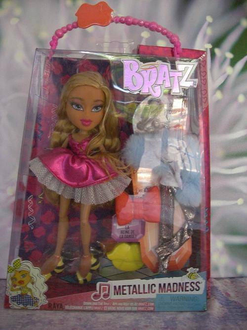 New BRATZ DOLL RAYA (METALLIC MADNESS) IN BOX with 2 outfits, pink bow bag, jewellery, brush...