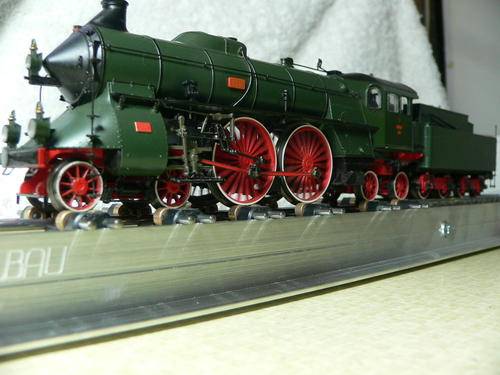 HO scale multi-protocol 2 and 3 rail German made roller test stand.