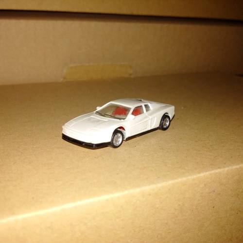 Monogram Ferrari Testarossa- 1/87 Scale