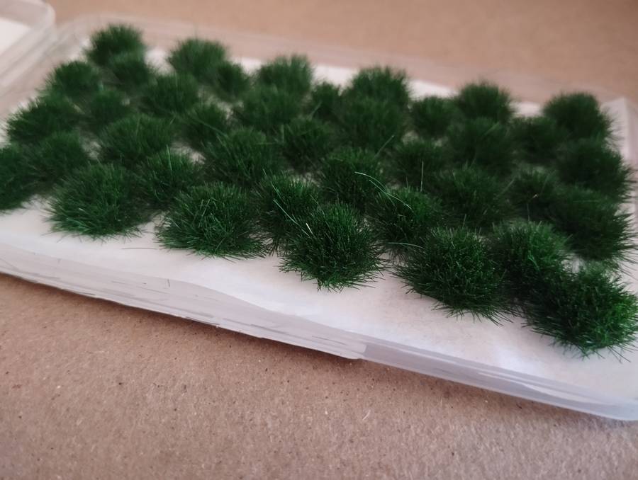 39 x Dark Green Grass Tufts for Scenery - HO Scale