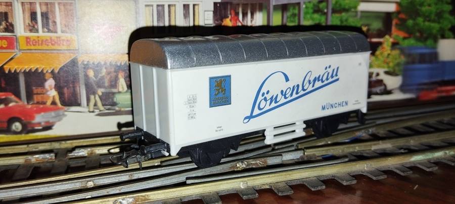 Löwenbräu Beer Van- HO Scale