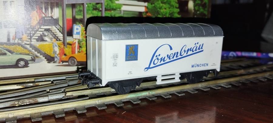 Löwenbräu Beer Van- HO Scale