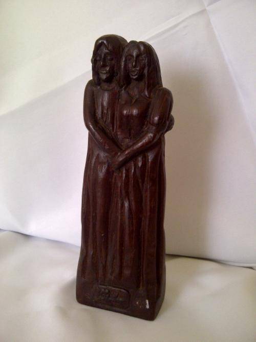LOVELY WOODEN FIGURINE OF A COUPLE
