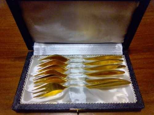 24 CARAT GOLD PLATED CAKE FORKS - SET OF 6 -  SOLINGEN GERMANY  - IN CASE