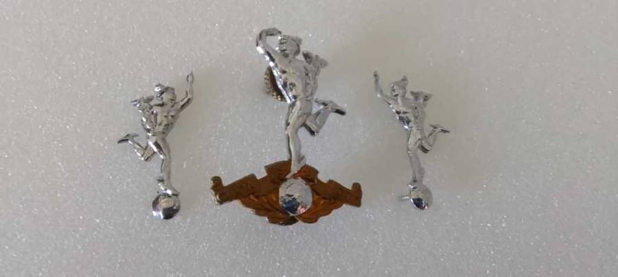 SADF/ SA ARMY SIGNAL CORPS CAP BADGE AND SET OF MESS DRESS BADGES