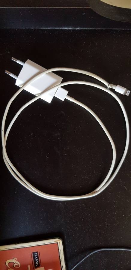 Iphone 6S + Skullcandy Jamaica earphones + Wifi Rooter