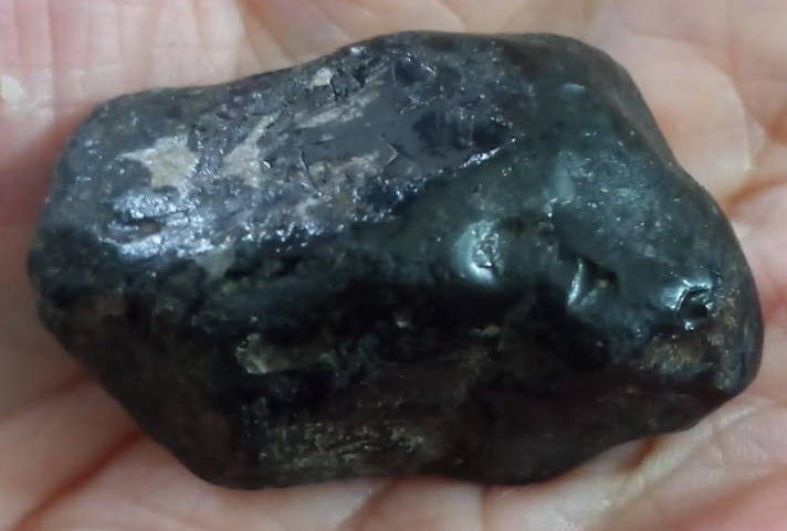 Apache Tear Rough Cleanses the aura of negative energy