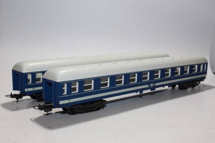 Lima : 2 x  Blue Train Coaches