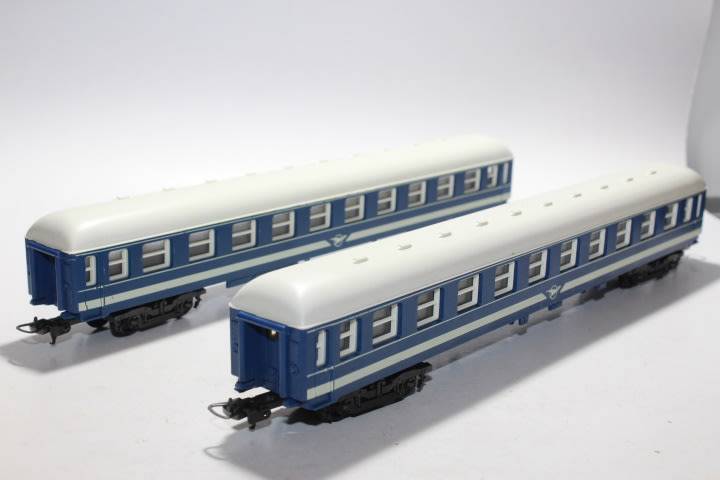 Lima : 2 x  Blue Train Coaches