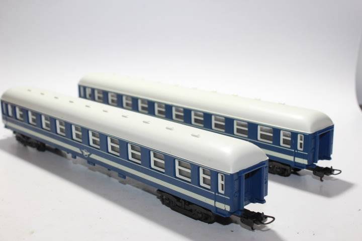 Lima : 2 x  Blue Train Coaches