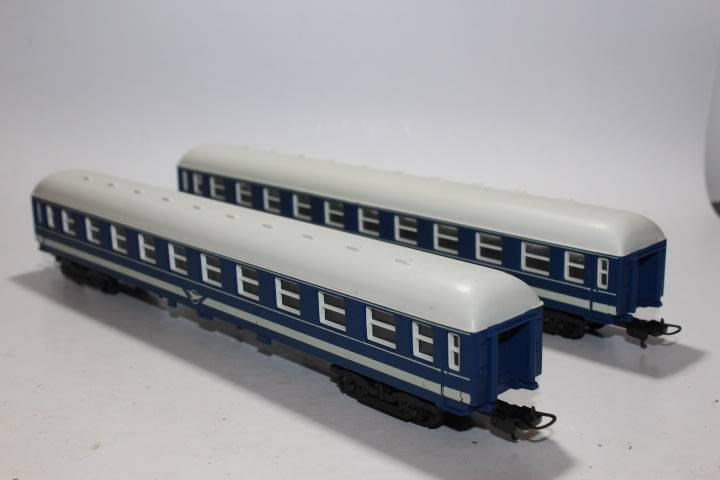 Lima : 2 x  Blue Train Coaches