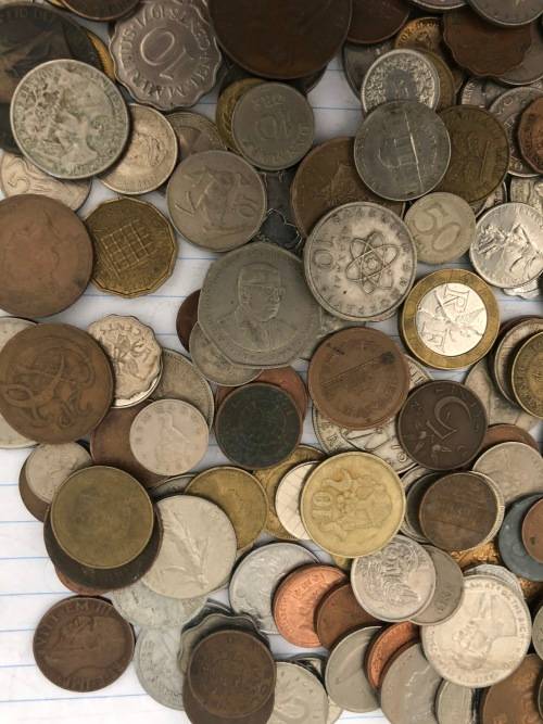 A Lot of 200 International coins: