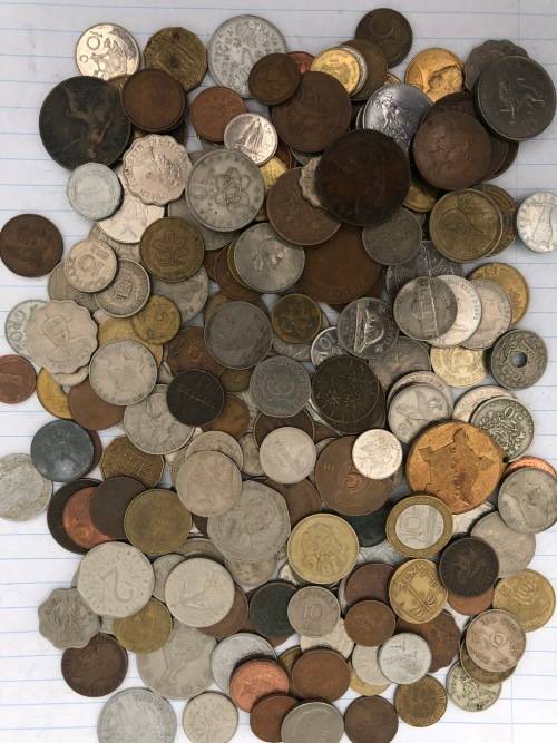 A Lot of 200 International coins: