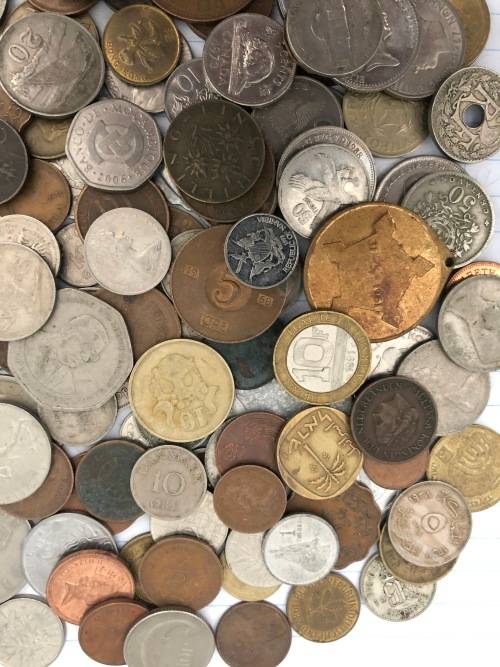 A Lot of 200 International coins: