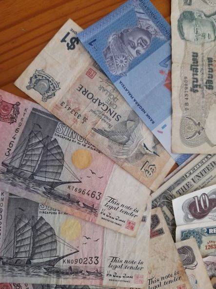 International Banknote collection - 16 banknotes - **low start R1