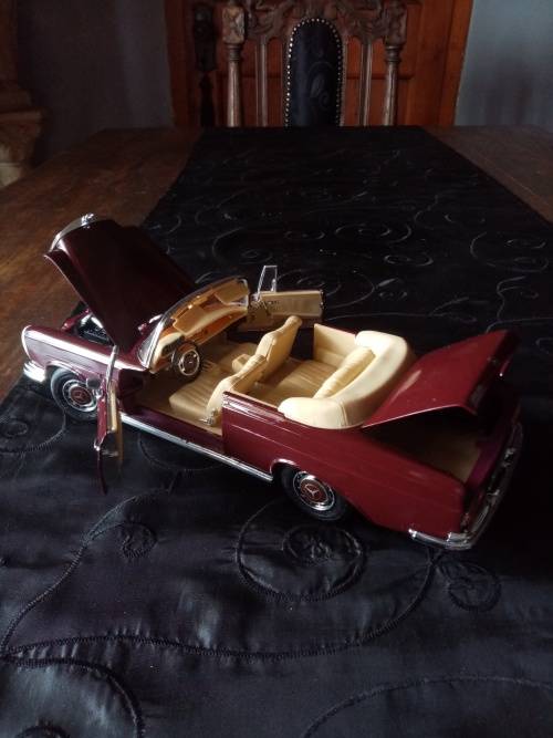 1966 MERCEDES BENZ BY MAISTO 1: 18 SCALE