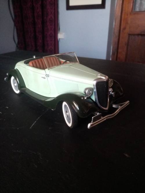 FORD V 8 BY SOLIDO 1: 18 SCALE