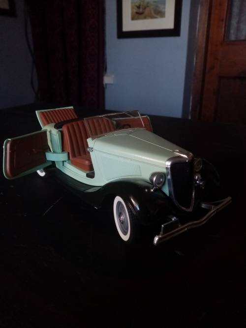 FORD V 8 BY SOLIDO 1: 18 SCALE