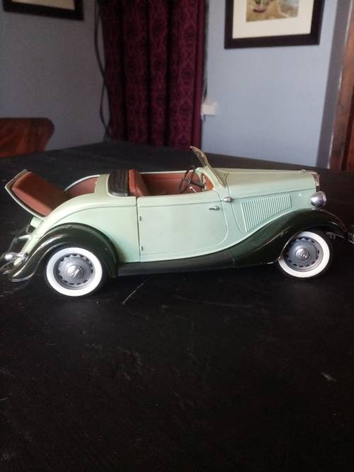FORD V 8 BY SOLIDO 1: 18 SCALE