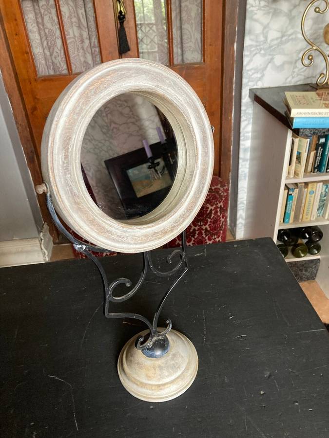 WOODEN MIRROR ON METAL AND WOODEN STAND