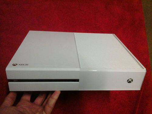 WHITE XBOX ONE 500GB + 1 CONTROLLER +  1 GAME (AS NEW)(EXCELLENT CONDITION)