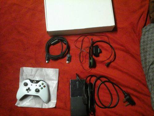 WHITE XBOX ONE 500GB + 1 CONTROLLER +  1 GAME (AS NEW)(EXCELLENT CONDITION)