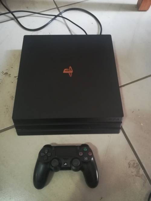 PS4 PRO 1TB CONSOLE + 1 CONTROLLER + 6 GAMES (LIKE NEW)