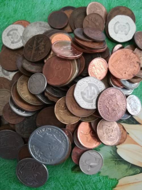 COLLECTION OF 100 INTERNATIONAL COINS. GREAT LUSTRE. BID PER COIN FOR THE LOT.