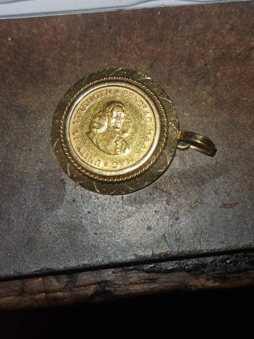 1976 gold R1.00 in 9 Ct Gold Bezel