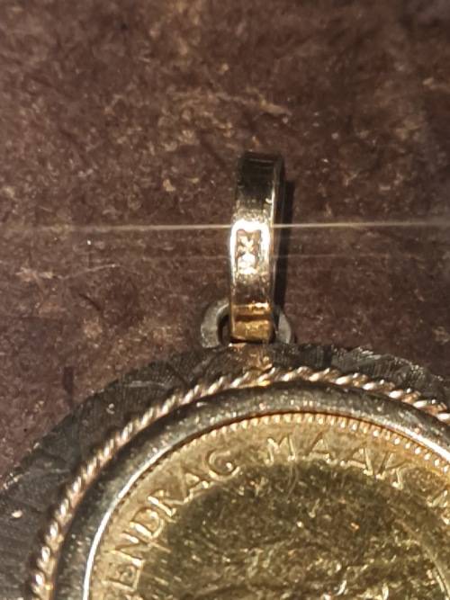 1976 gold R1.00 in 9 Ct Gold Bezel