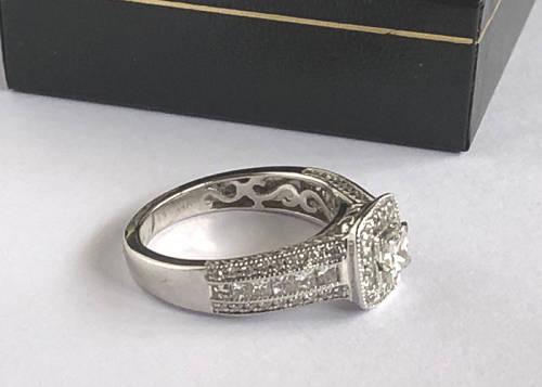 WHITE GOLD DIAMOND RING, 1.35 CT ROUND & PRINCESS CUT NATURAL DIAMONDS, BARGAIN