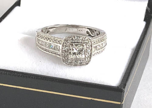 WHITE GOLD DIAMOND RING, 1.35 CT ROUND & PRINCESS CUT NATURAL DIAMONDS, BARGAIN