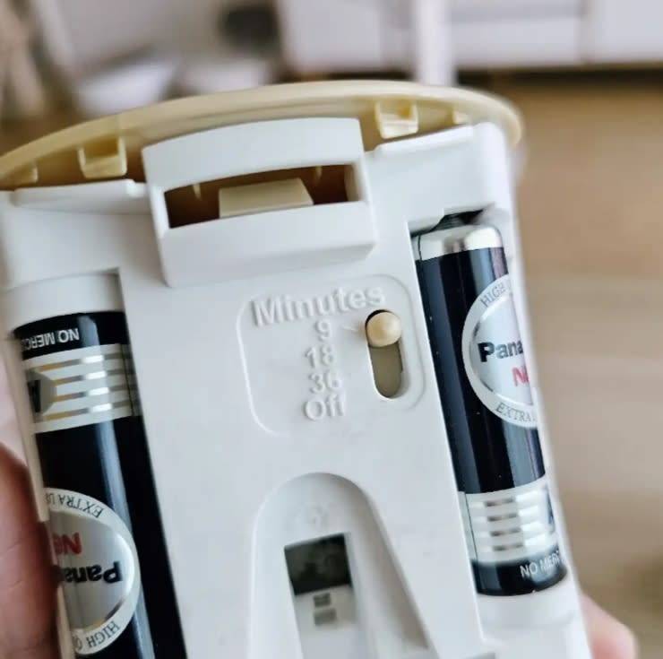 Glade Automatic Spray Refill Aerosol Holder