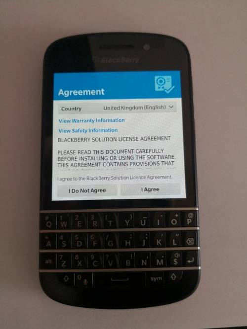 LIKE NEW Blackberry Q10 Cellphone with Pouch