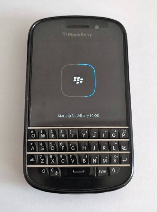 LIKE NEW Blackberry Q10 Cellphone with Pouch