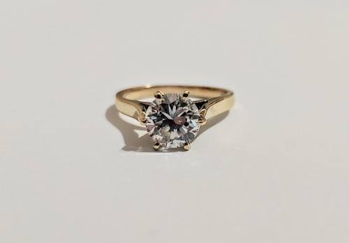 9ct Gold Vintage Solitaire Style Ring with Top White Gemstone