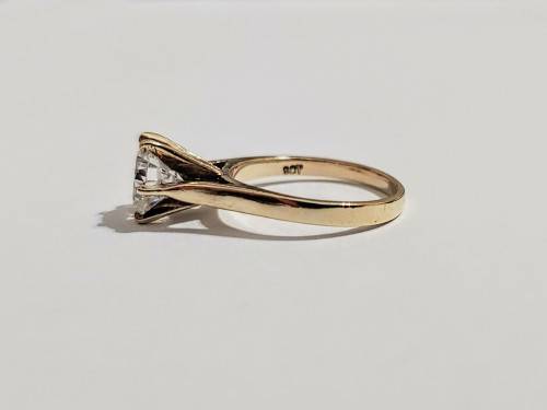 9ct Gold Vintage Solitaire Style Ring with Top White Gemstone