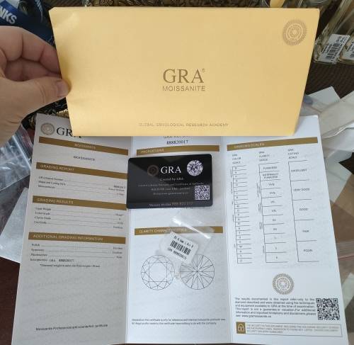 1ct Moissanite ,Colour D ,Vvs1 Clarity ,with certificate incl.