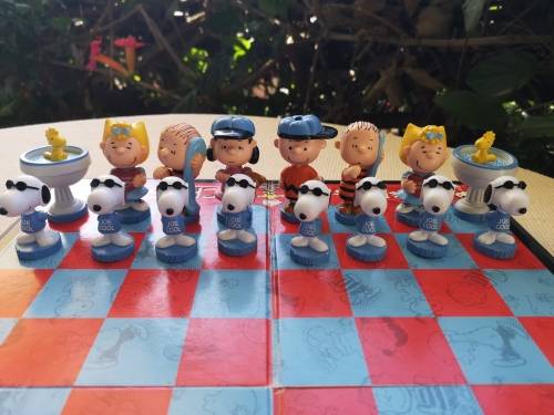Thematic chess set: Peanuts (highly collectable)