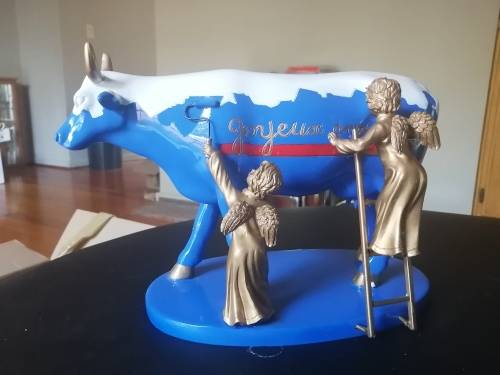 EVERYTHING MUST GO!!! Cow Parade limited edition resin figurein `Caprice a L`oeuvre`